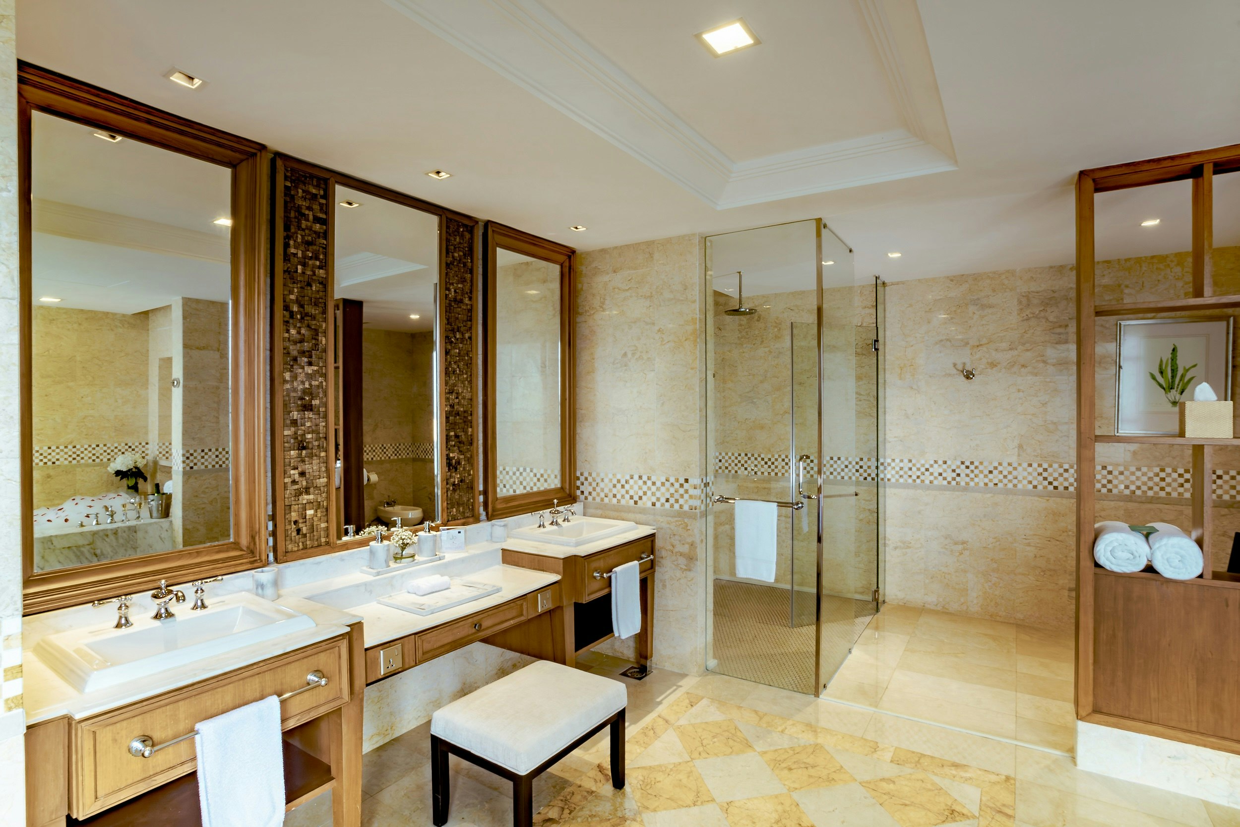 Grand Corner Duchess Suite