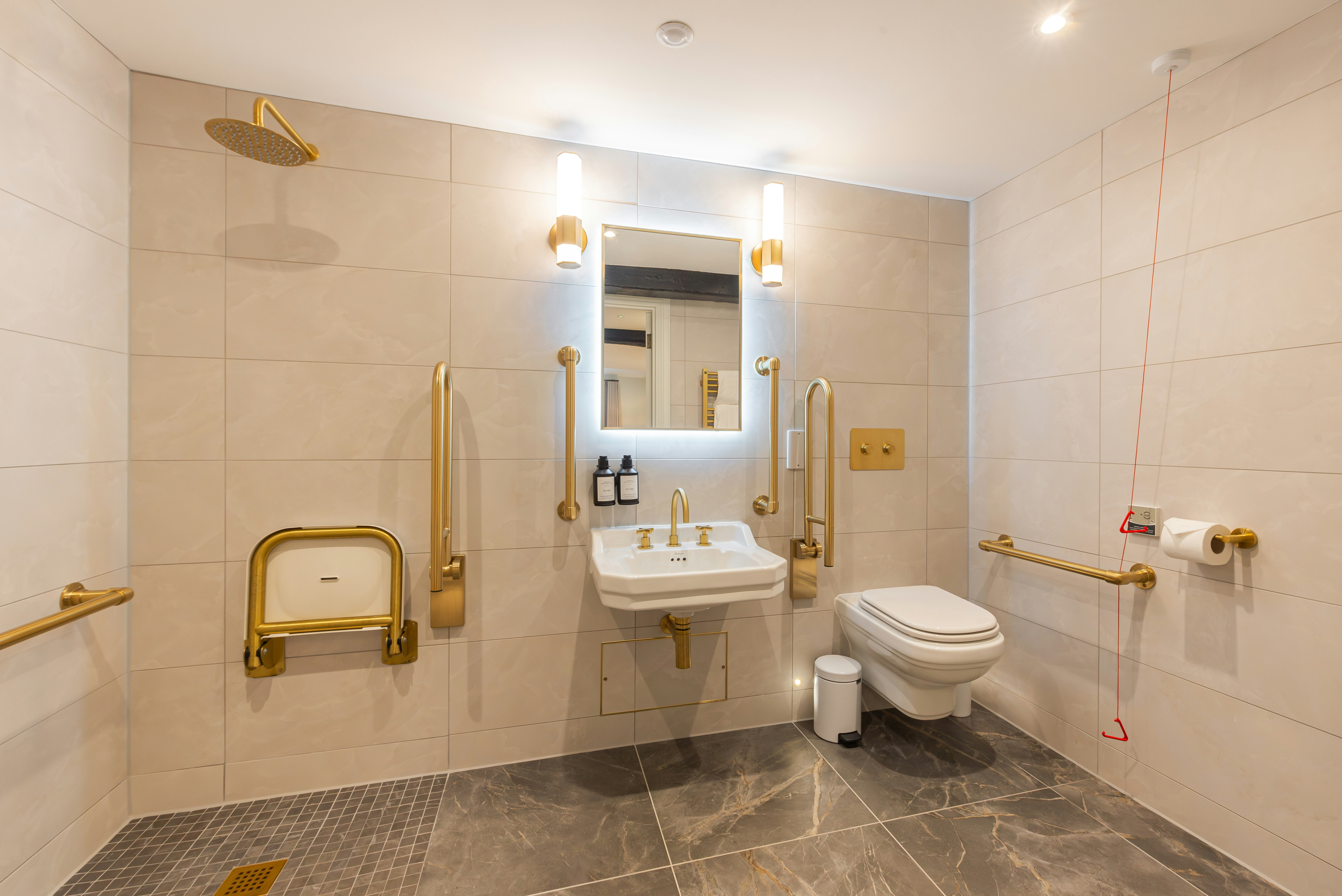 Cotswold Room Accessible - Bathroom