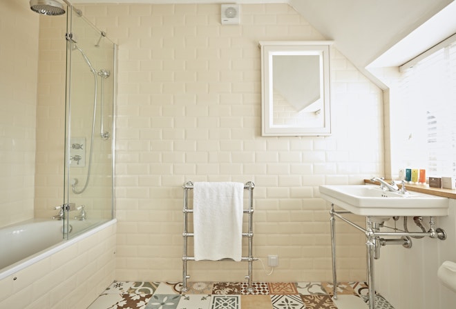 Medium Room Farmhouse Bathroom