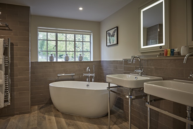 Medium Luxe Room Bathroom