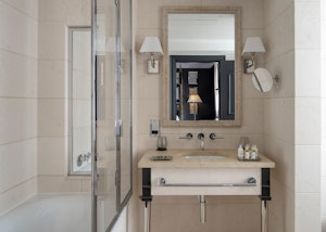 Deluxe Room - Bathroom