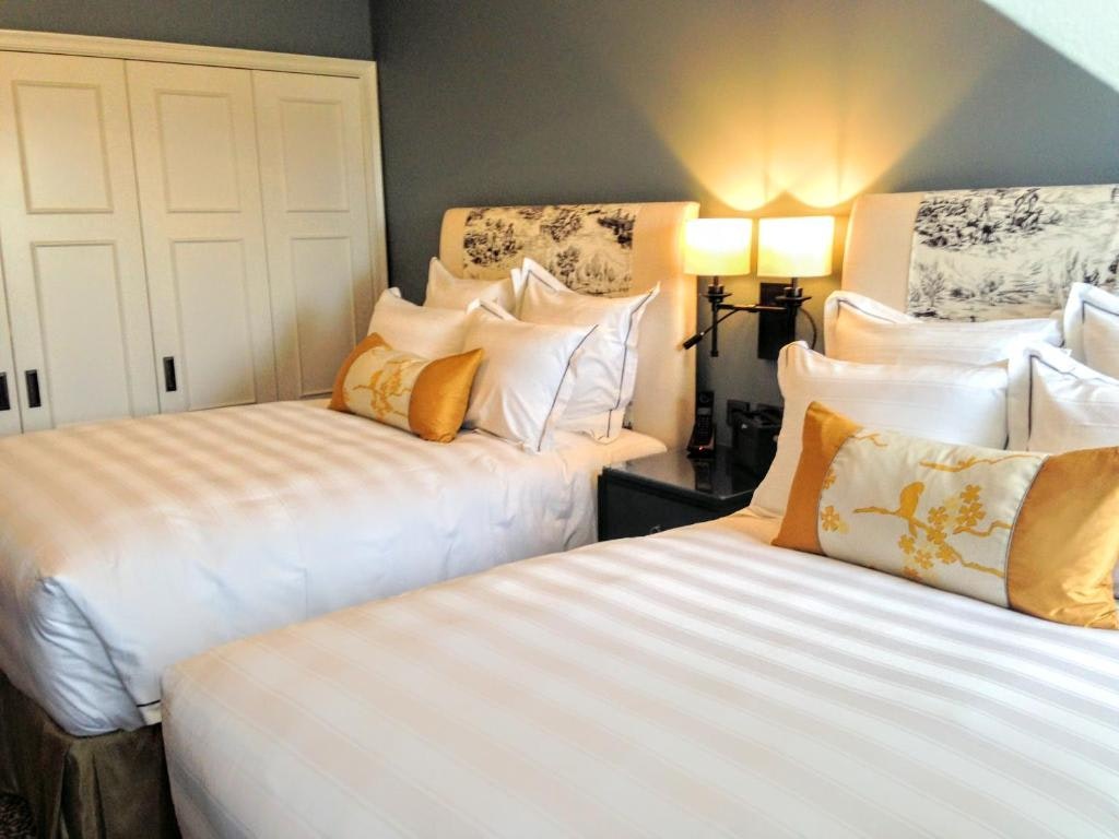 Deluxe Twin - Bedroom