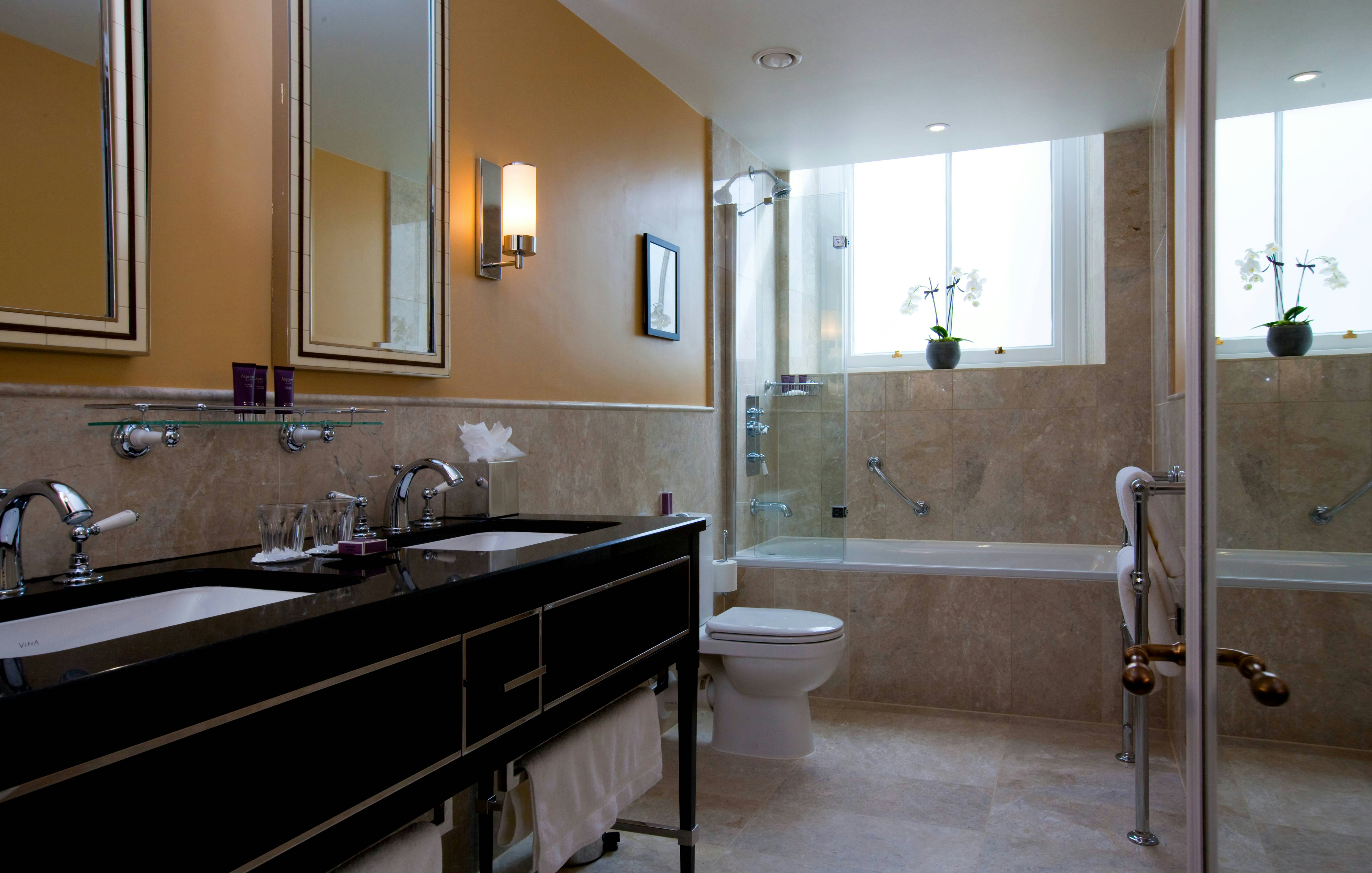 King/Junior Suite - Bathroom