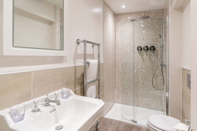 Deluxe Superior Bathroom