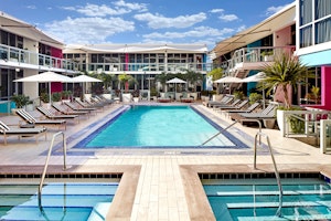 Rooftop Pool & Jacuzzi