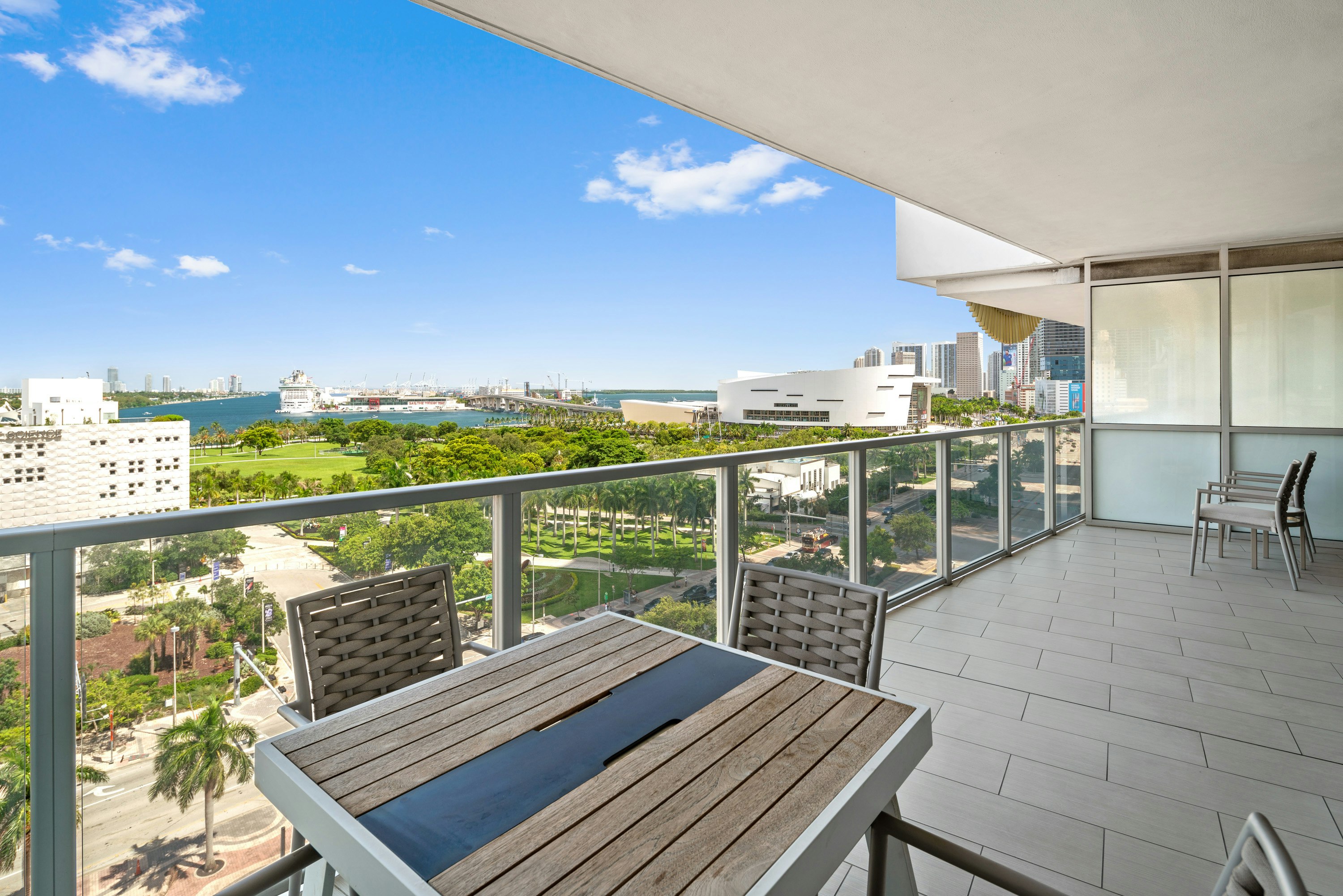 Deluxe Bay View King with Balcony - Balcony