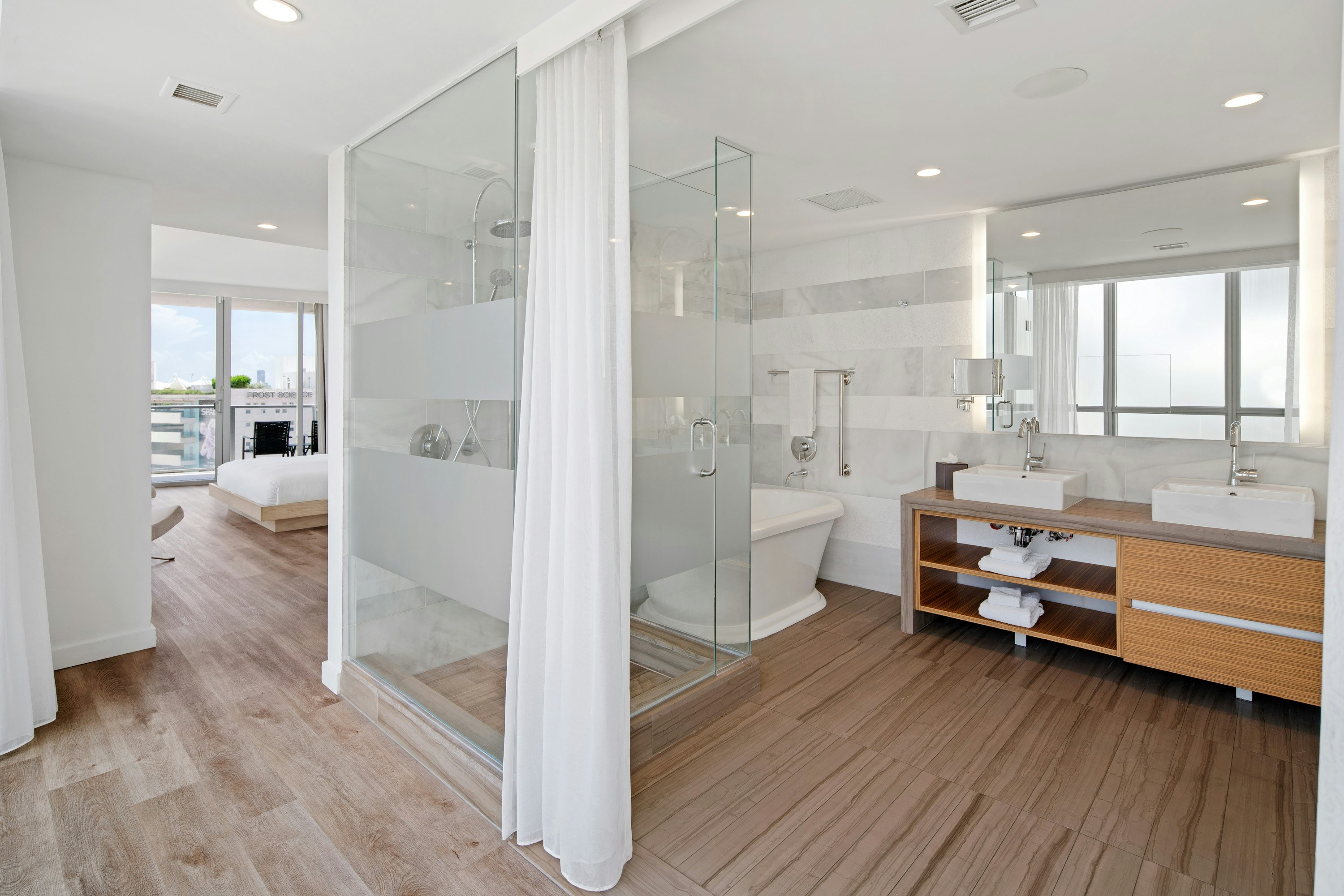 Corner Bay View Jr Suite King with Balcony - Bathroom