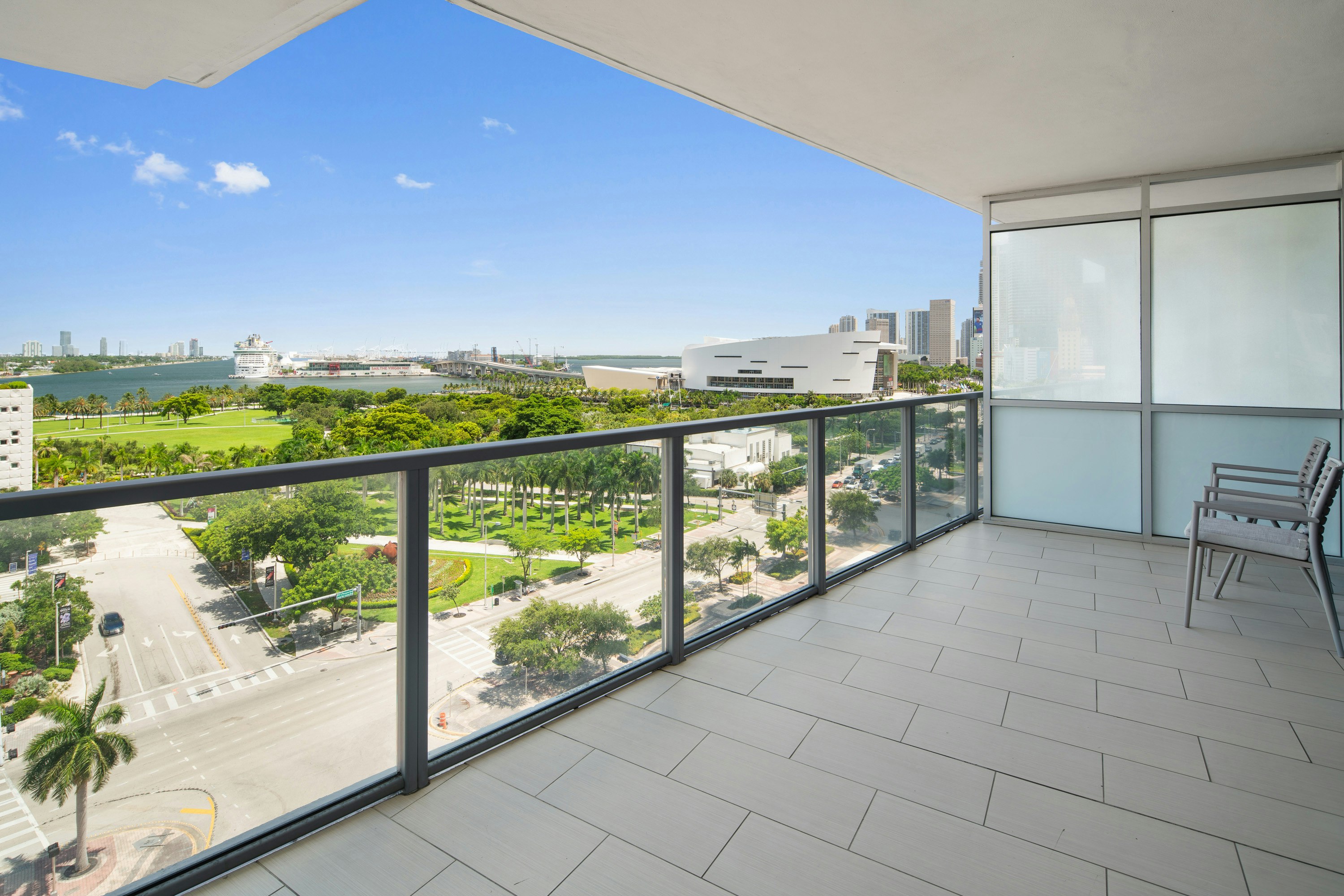 Deluxe Bay View Double Queen with Balcony - Balcony