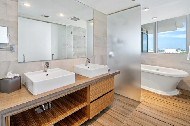 Deluxe Bay View Double Queen with Balcony - Bathroom