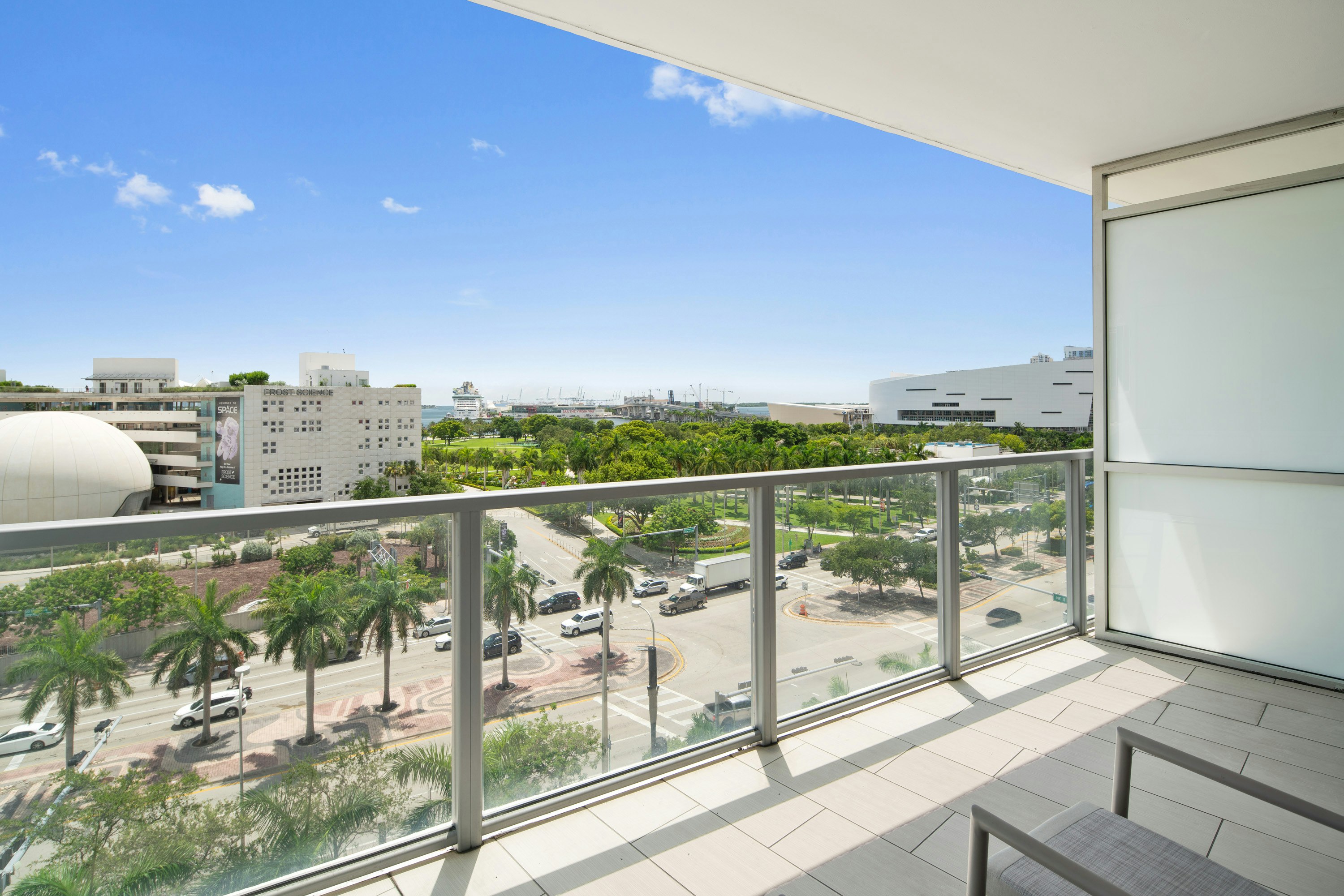 Accessible Bay View King with Balcony - Balcony