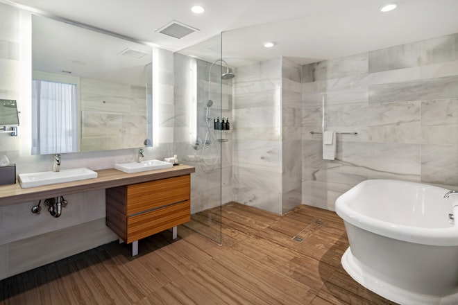 Corner Partial Bay View King - Bathroom