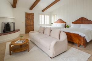 Fireplace Bungalow Double Queen - Bedroom