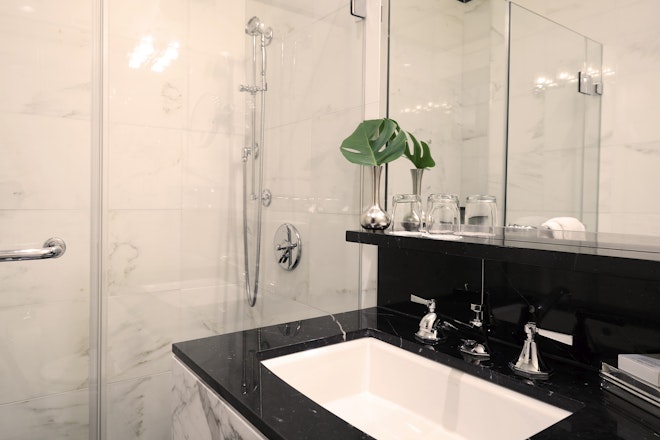 Deluxe Queen Bathroom