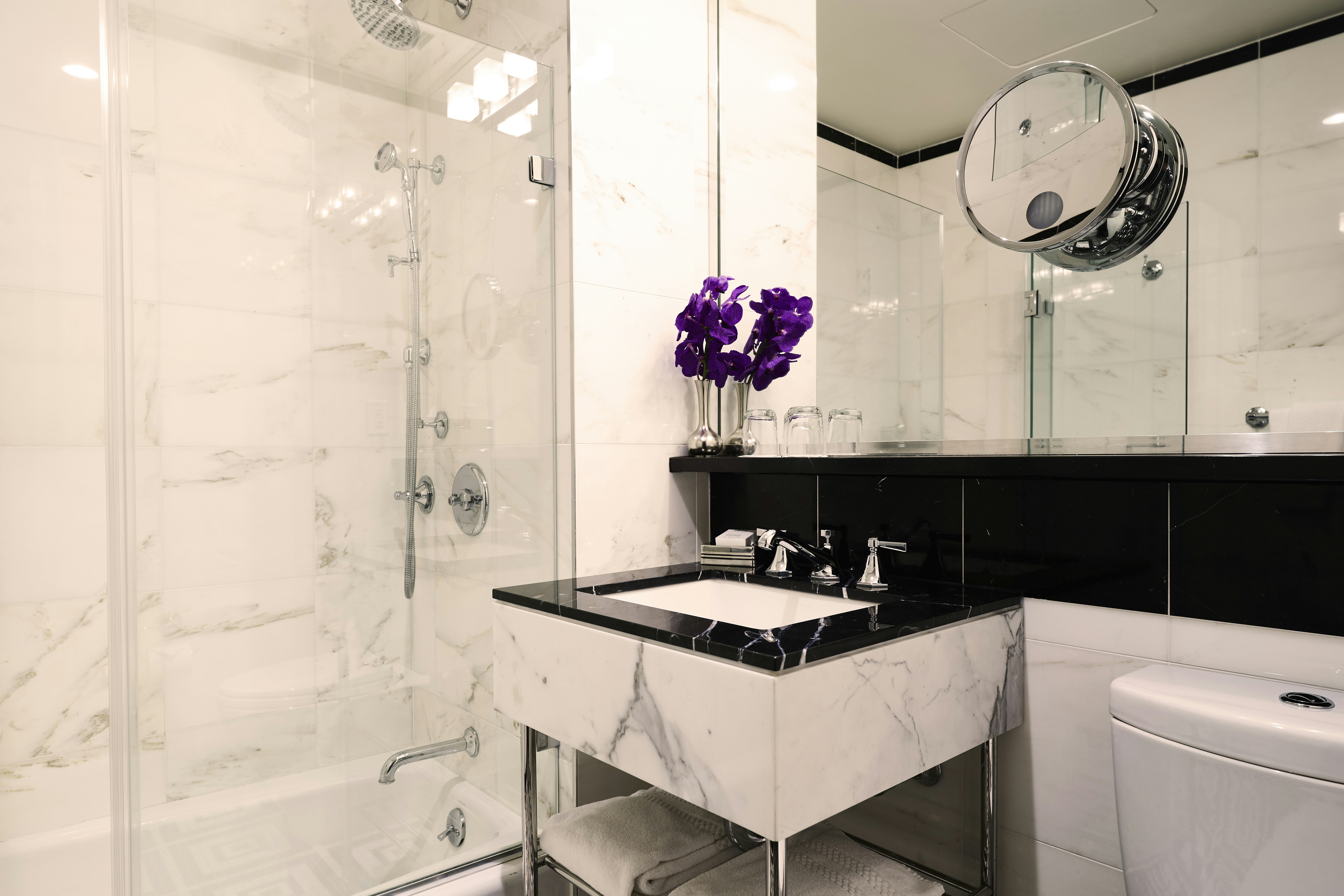 Deluxe King - Bathroom