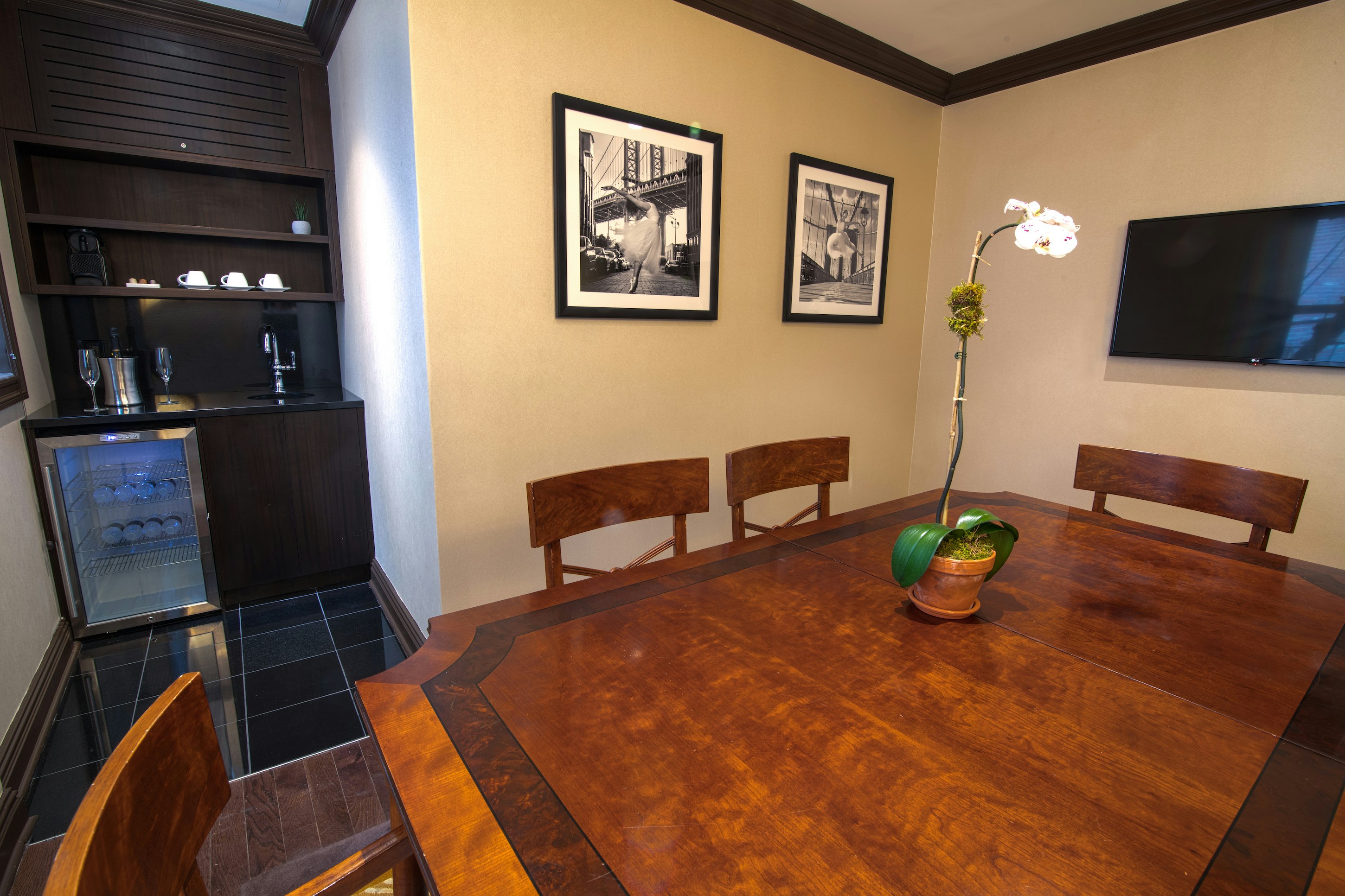 Iroquois Two-Bedroom Suite - Dining Area