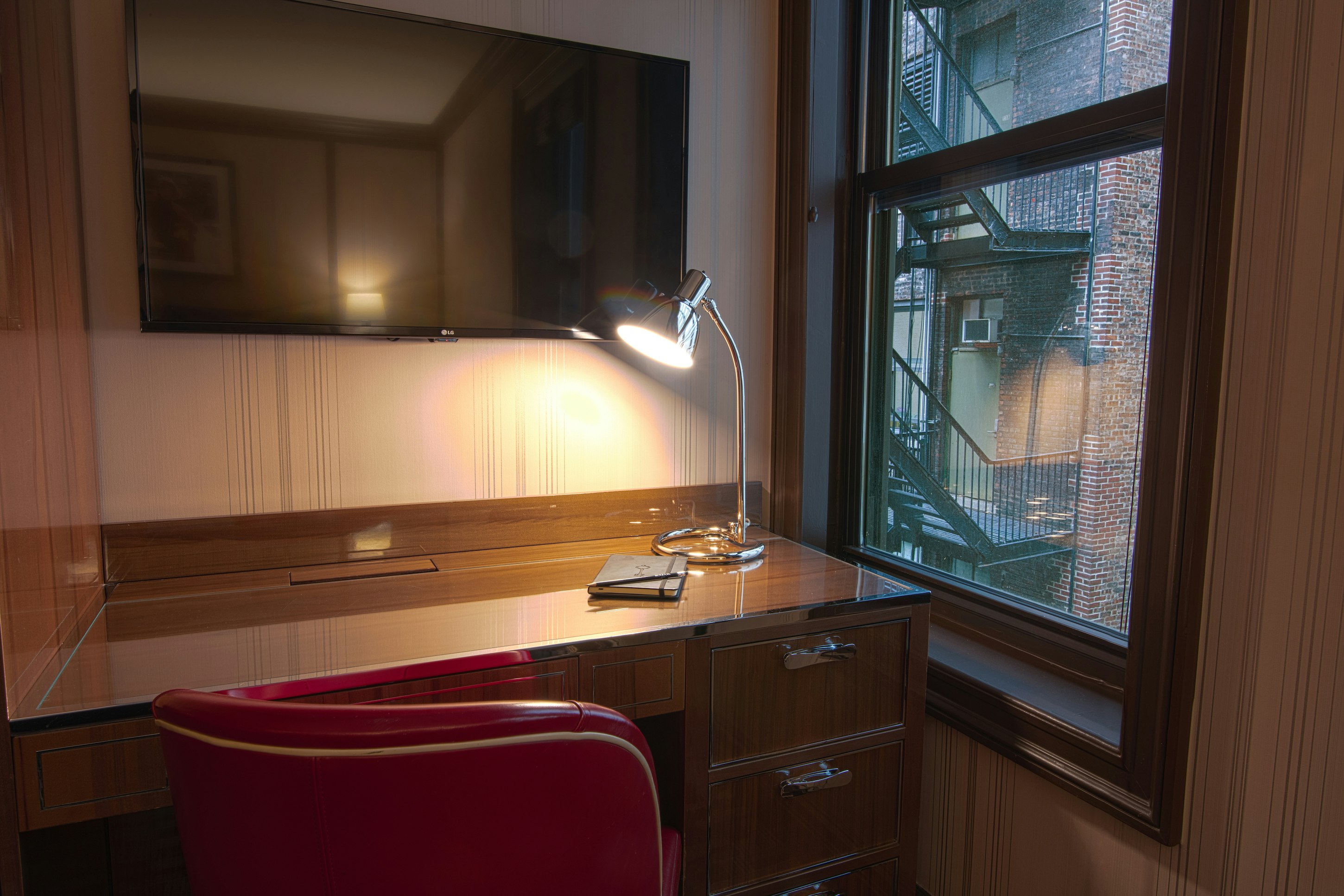 Deluxe Queen - Room Details