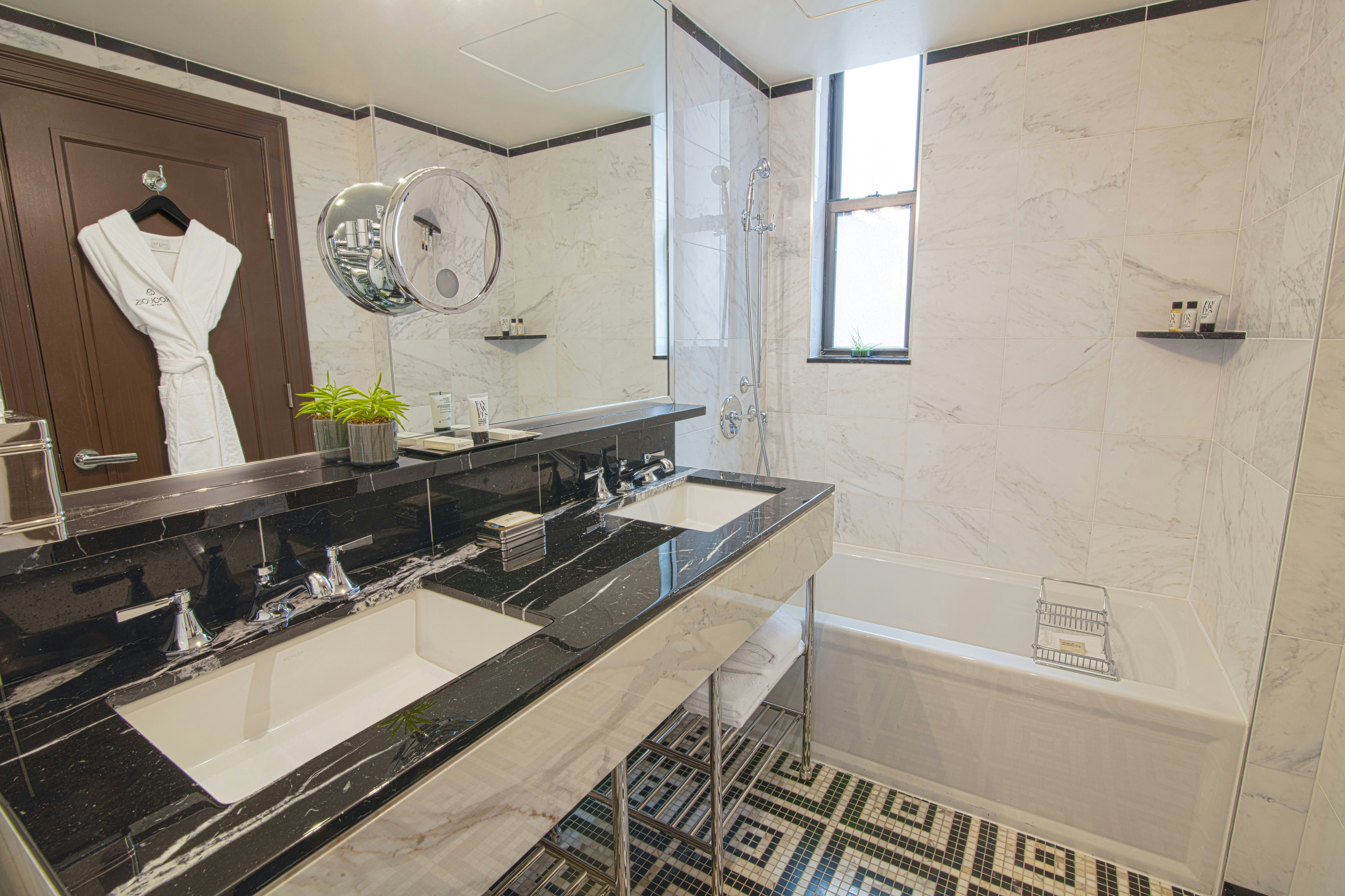 Bathroom Iroquois Suite