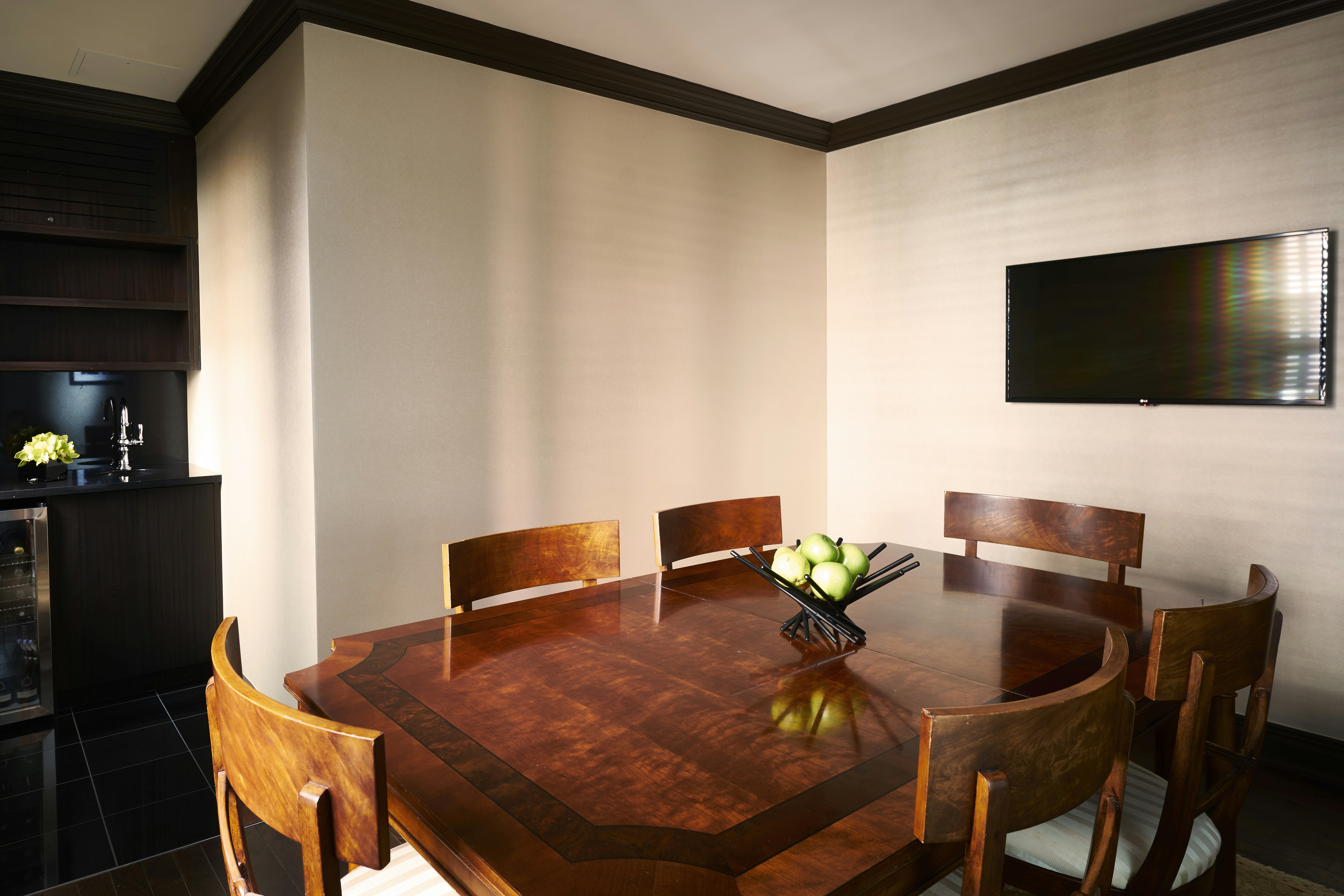 Iroquois Suite - Dining Area