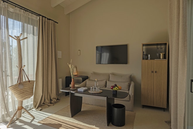 Master Garden Suite - Living Area