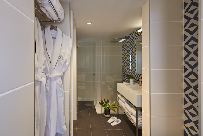 Bairro Alto Mezzanine Suite - Bathroom