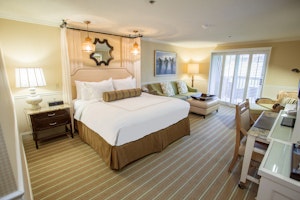 Mansion Wing Deluxe - Bedroom
