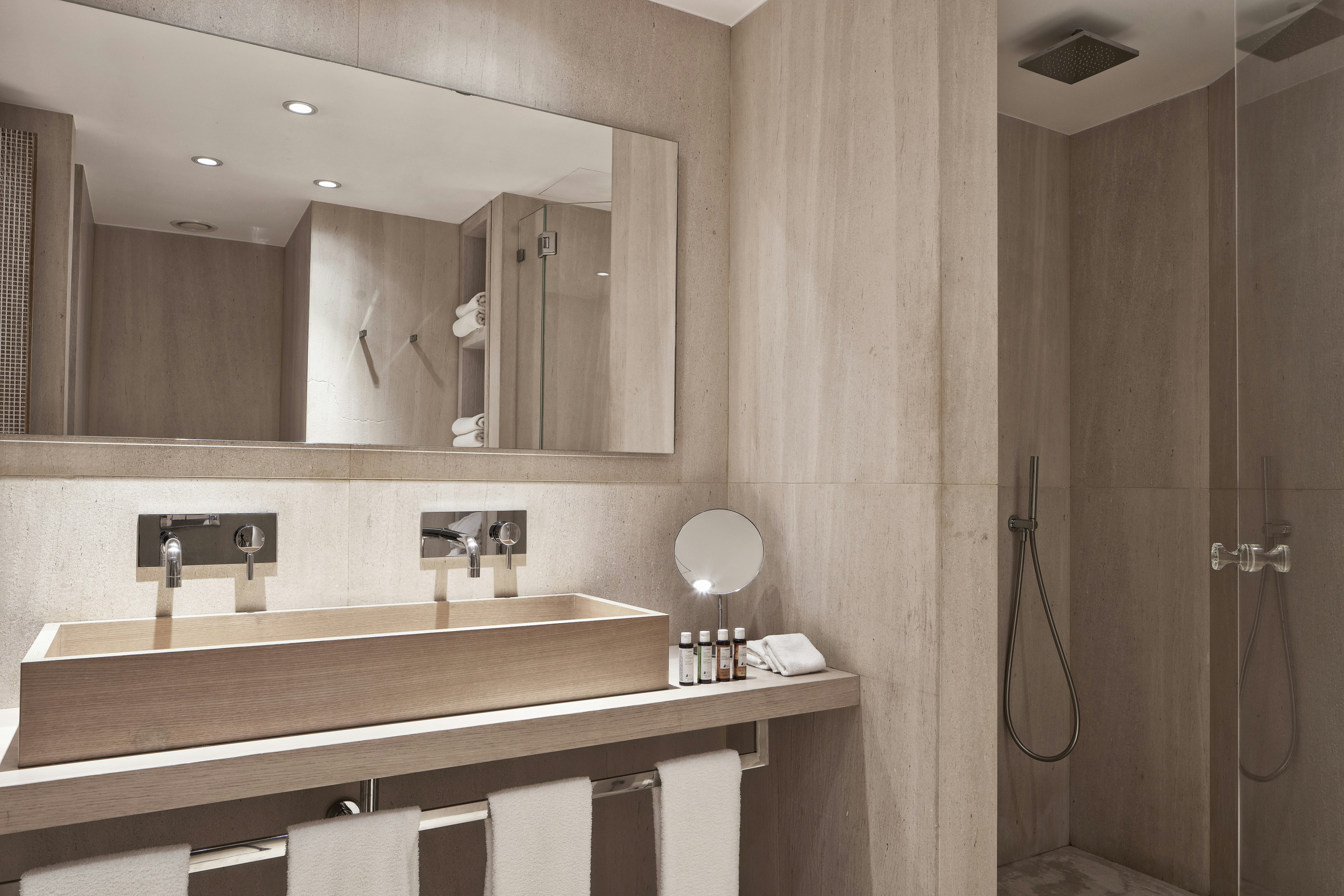 Junior Suite - Bathroom