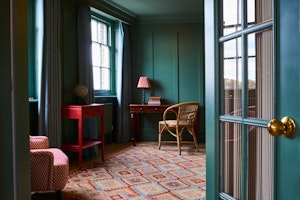 King Henry Lounge