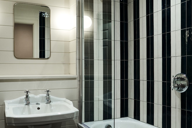 Courtyard Room Bath