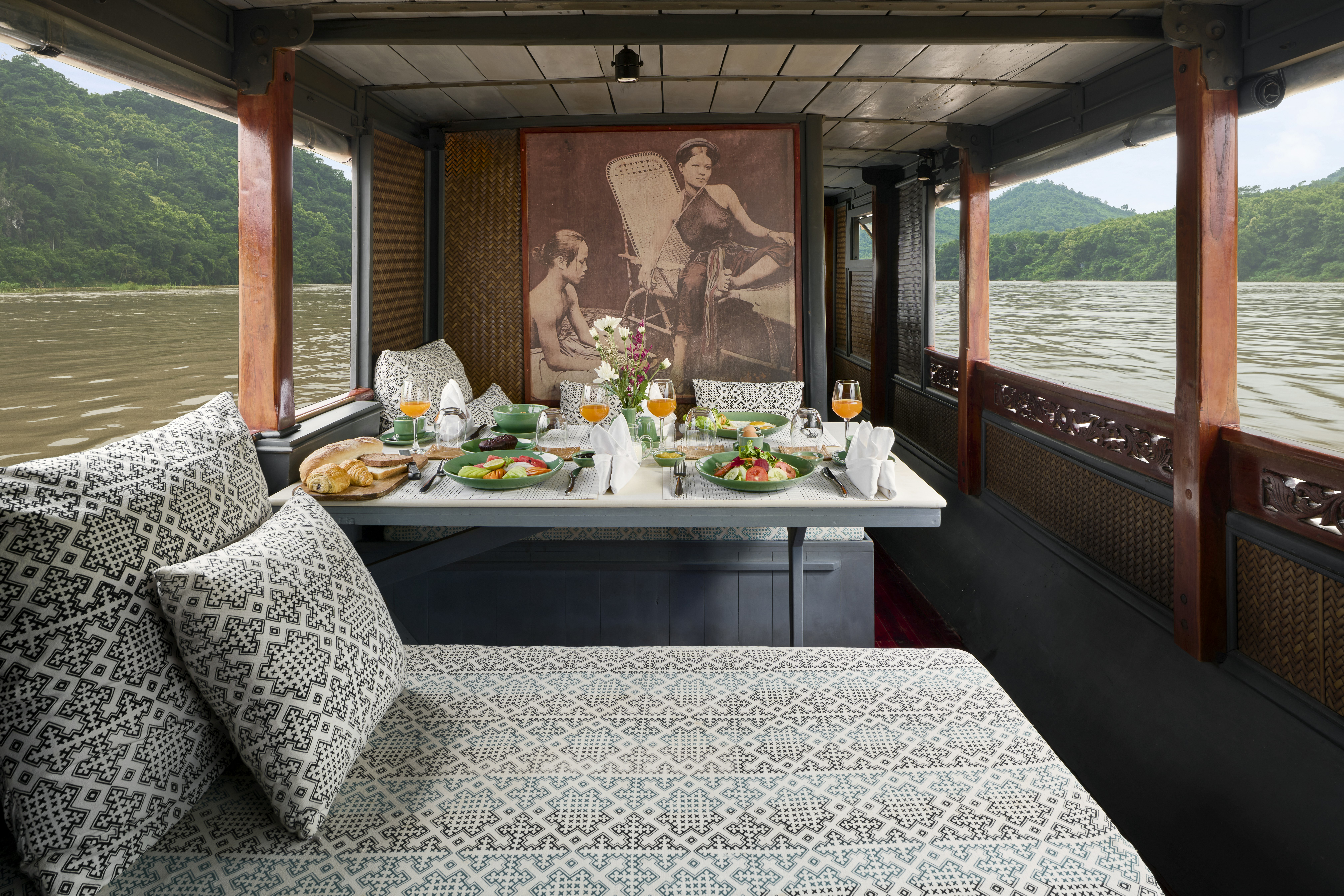 I Mekong Boat Table Set Up