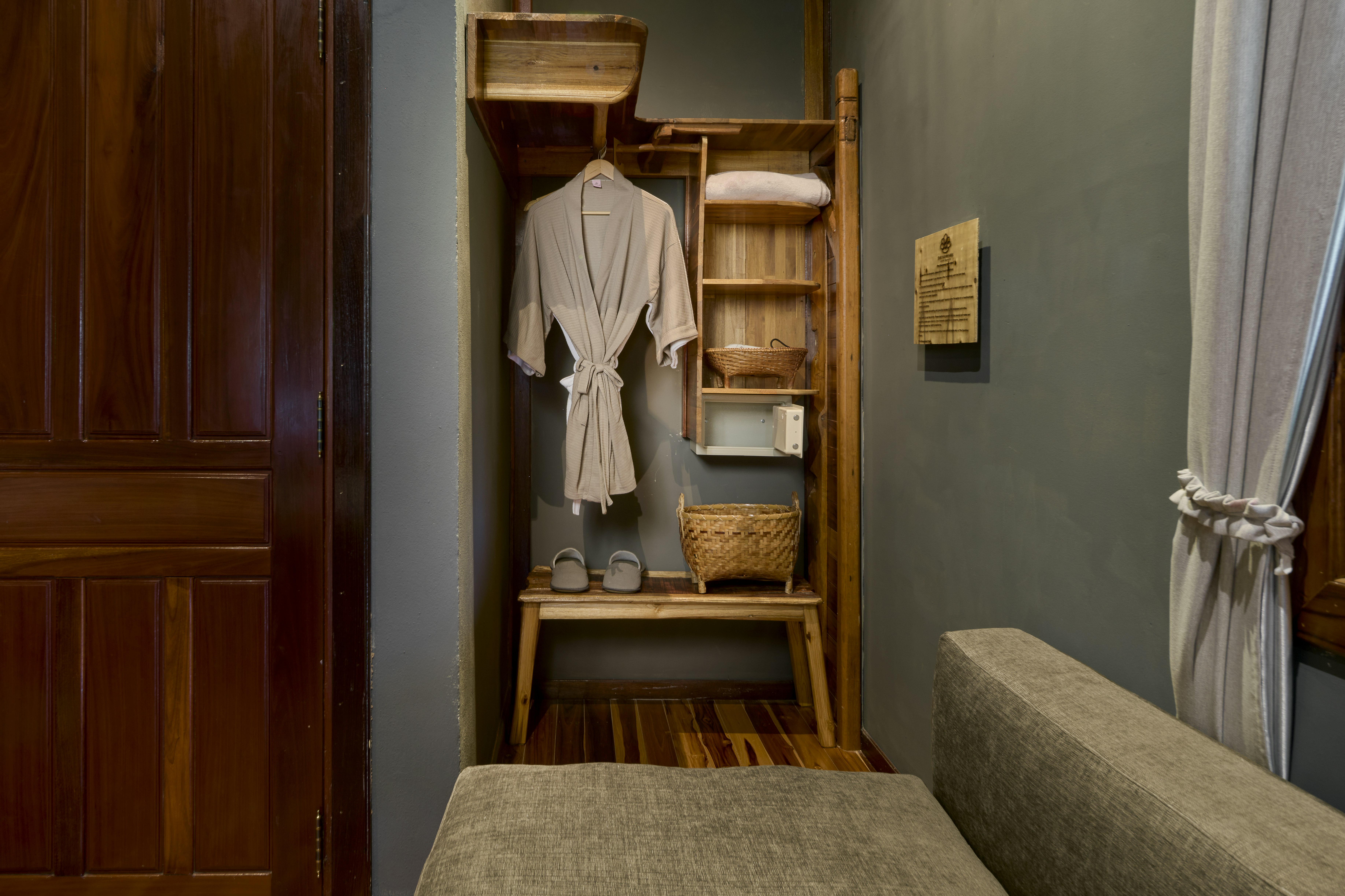 Art Deluxe - Room Details