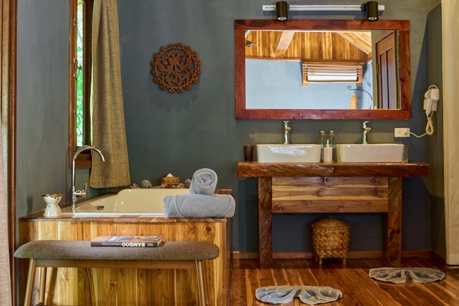 Art Deluxe - Bathroom