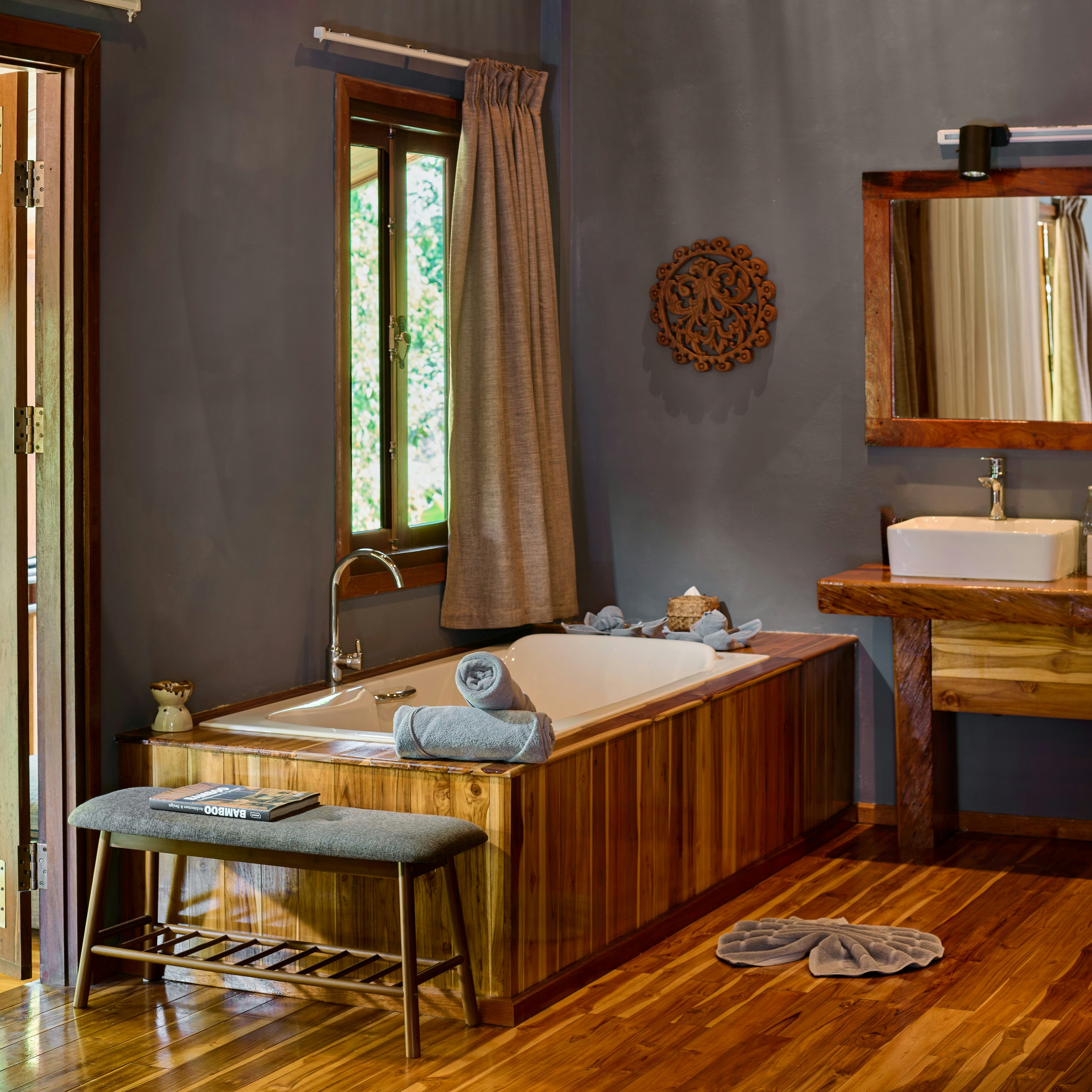 Art Deluxe - Bathroom