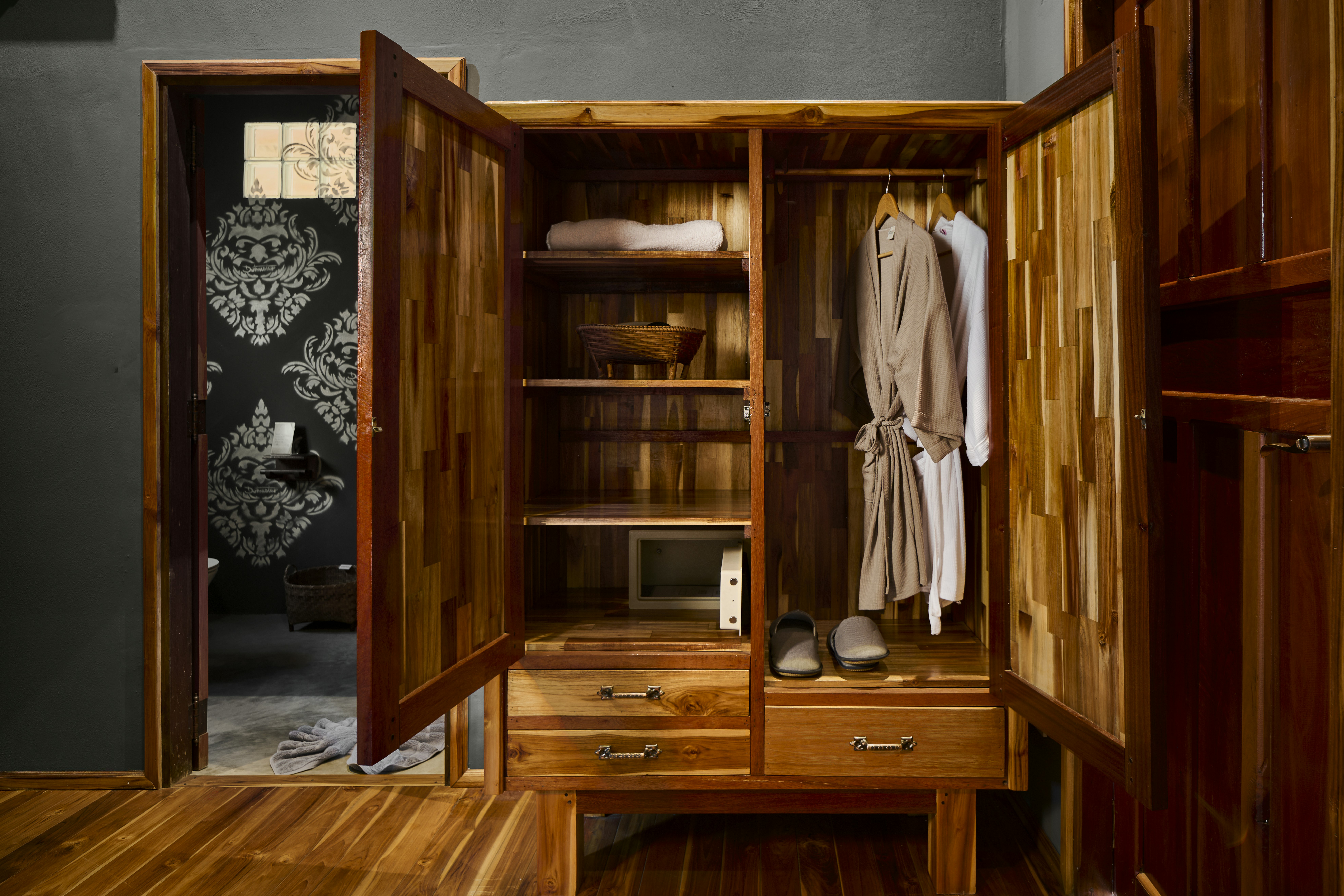 Art Deluxe - Room Details