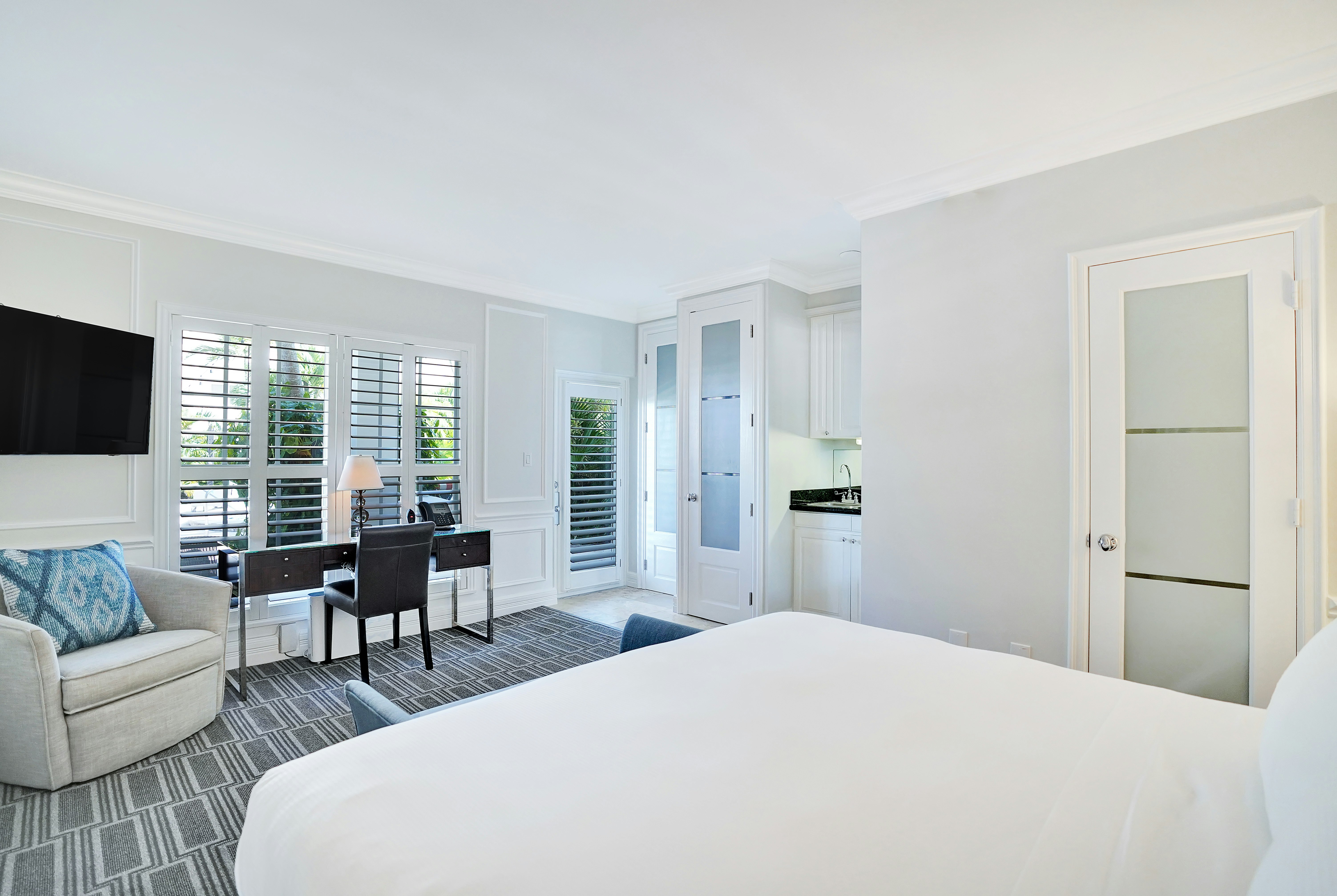 Deluxe Poolside Room