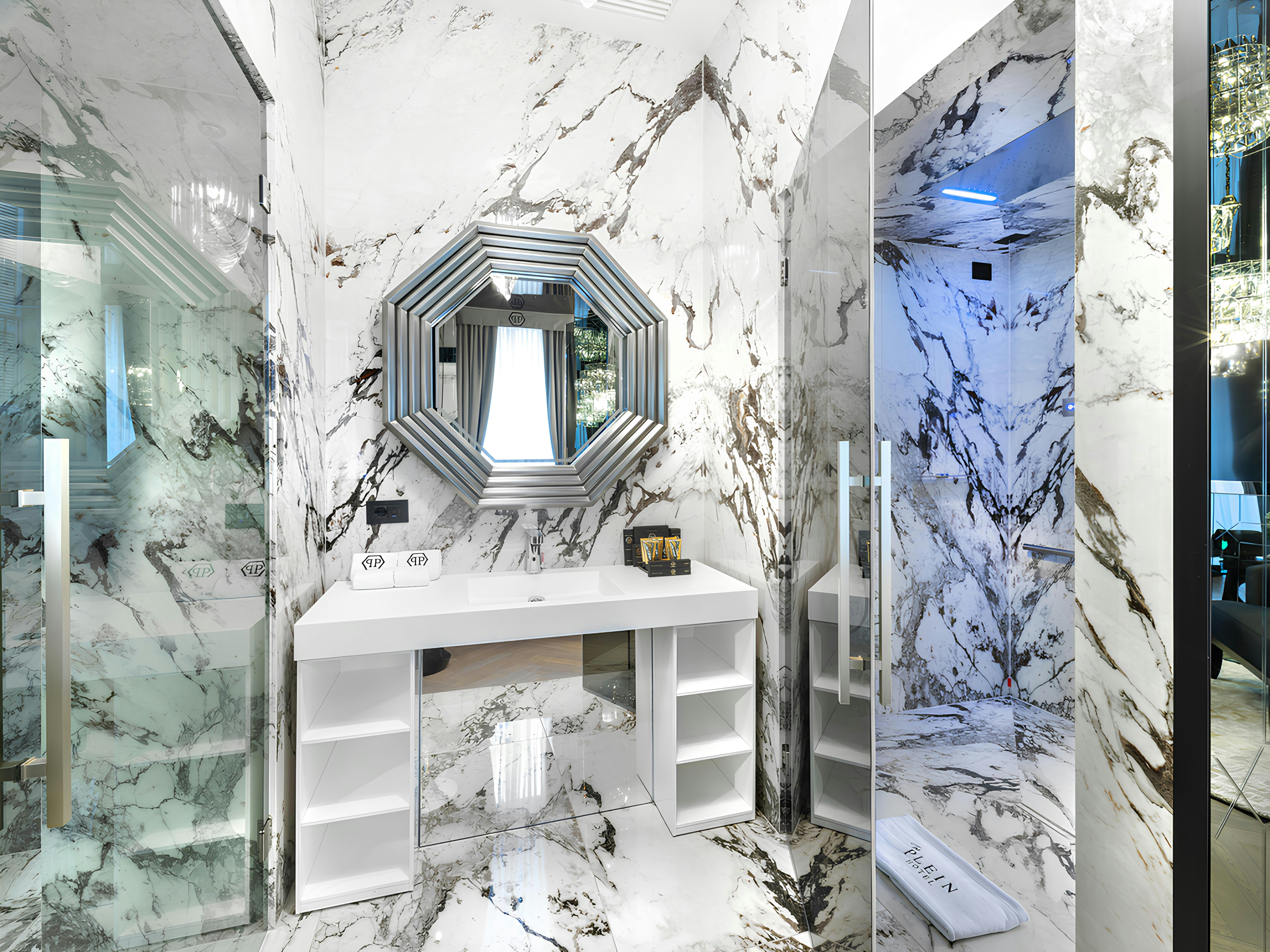 Deluxe Extreme Bathroom