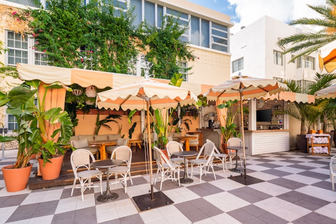 Pool Bar