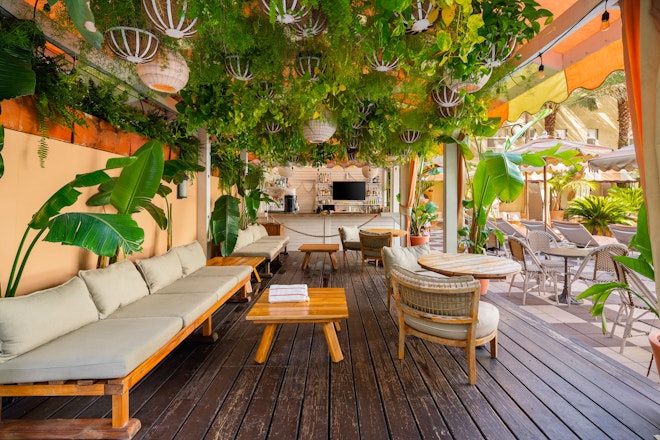 Pool Bar