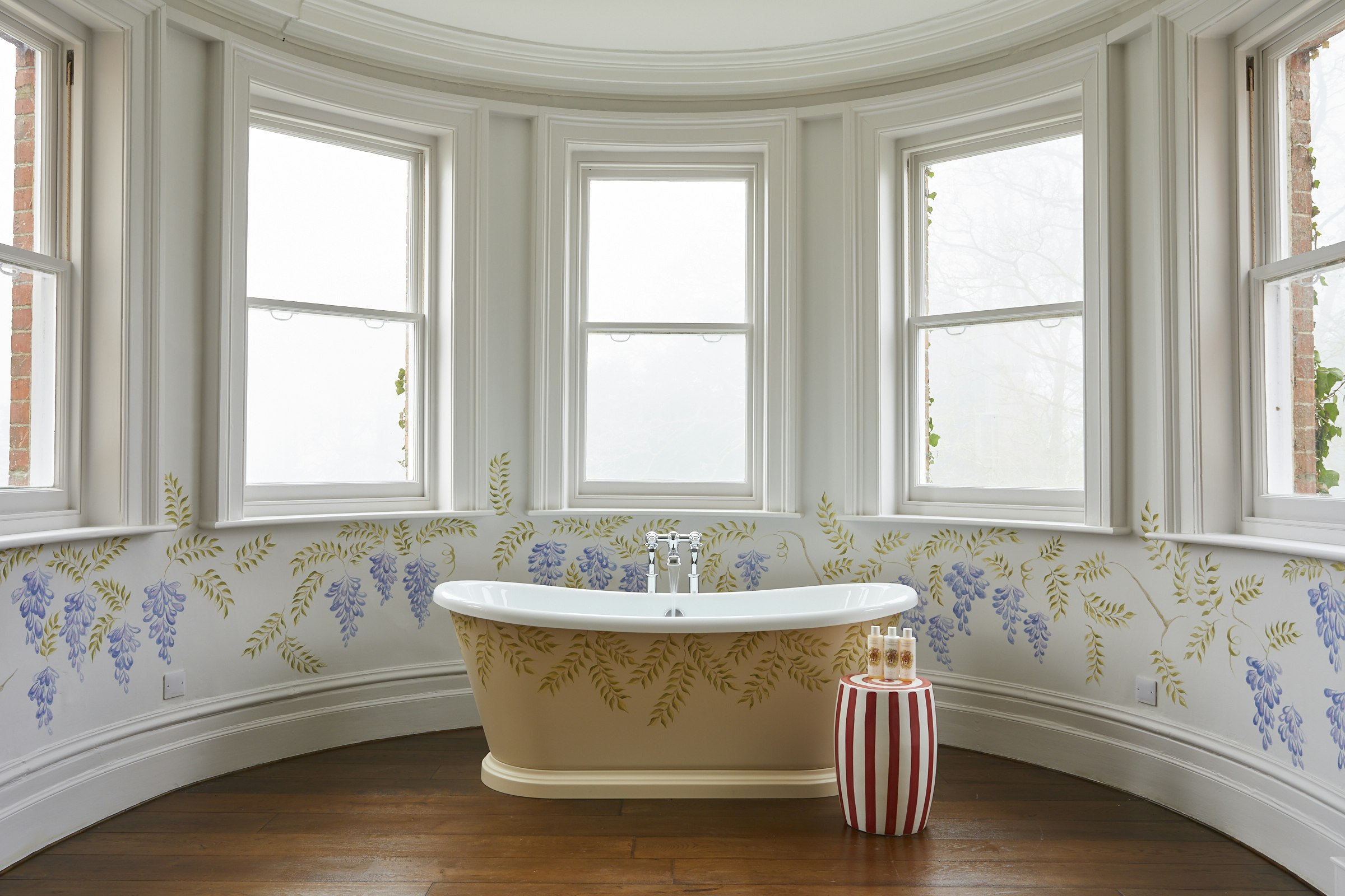 Bushby Bacon Suite Bathtub
