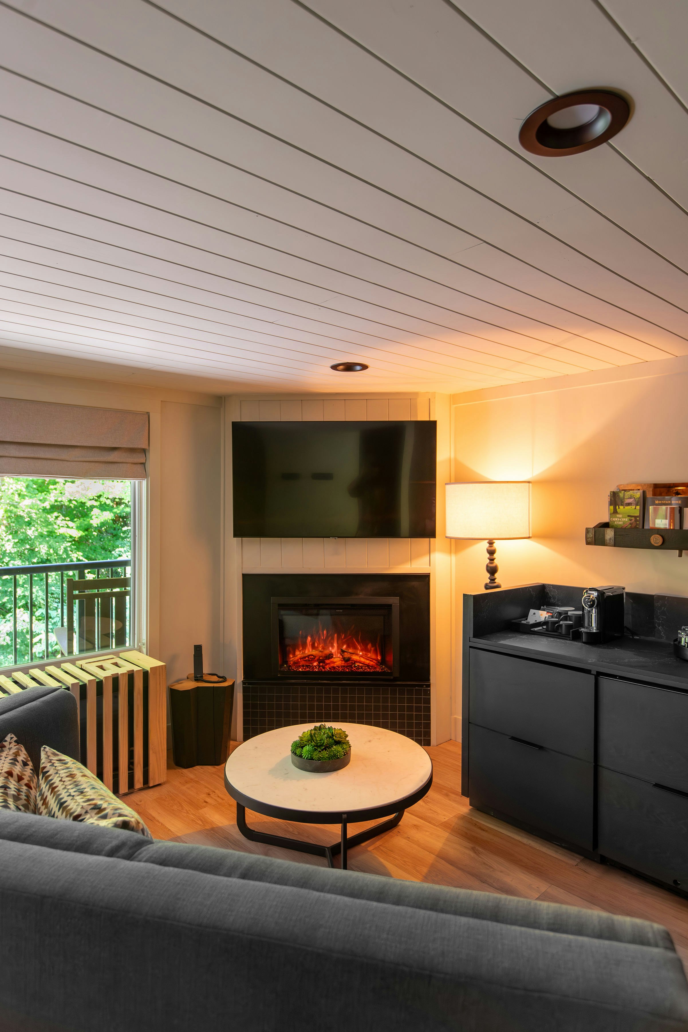 Majestic Glen with Fireplace and Soaking Bathtub - Living Area