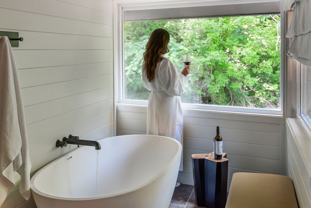 Majestic Glen with Fireplace and Soaking Bathtub - Bathroom