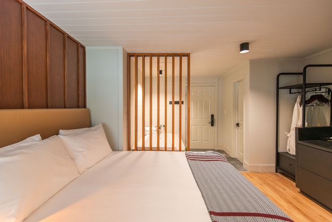 Majestic Glen with Soaking Tub - Bedroom