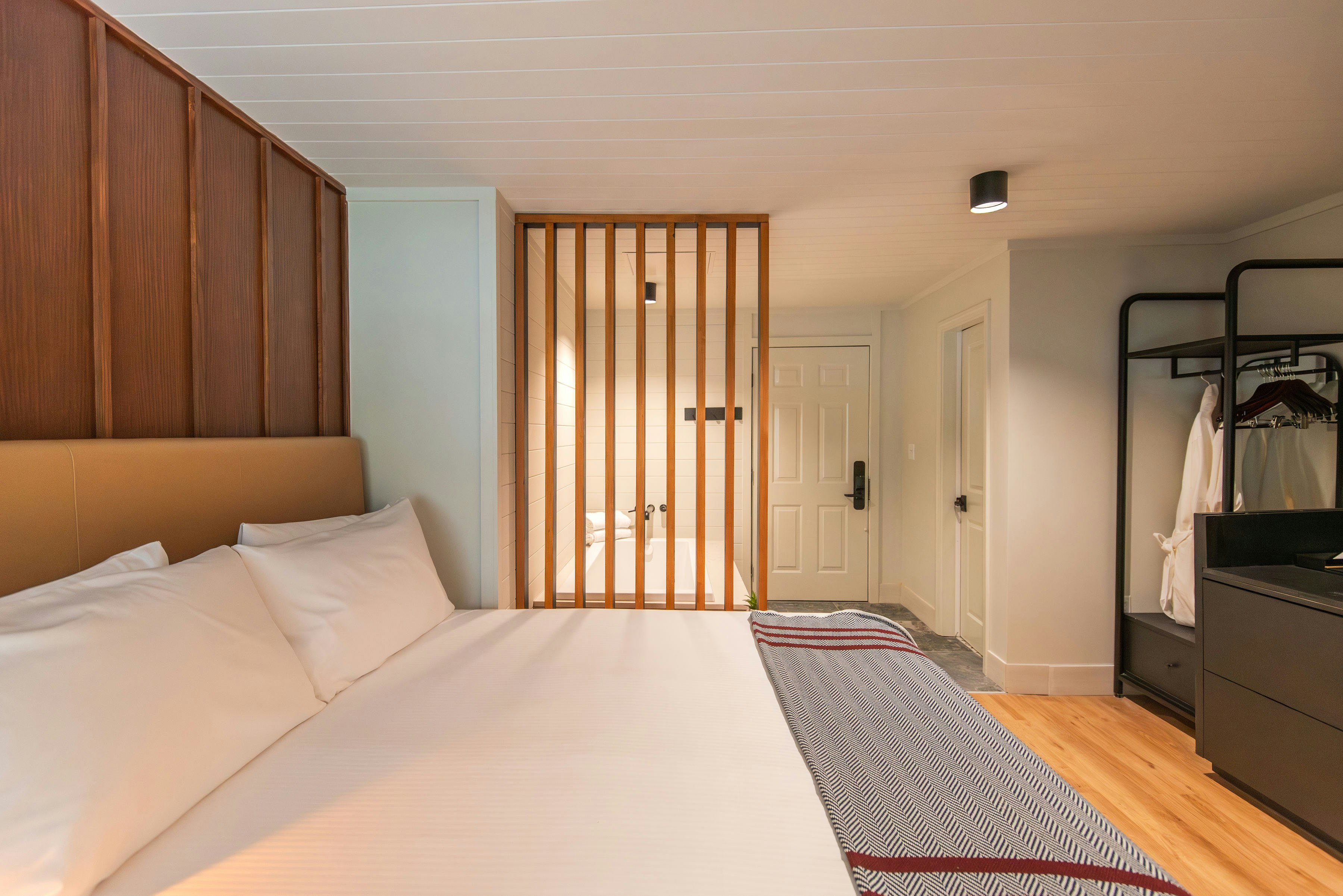 Majestic Glen with Soaking Tub - Bedroom