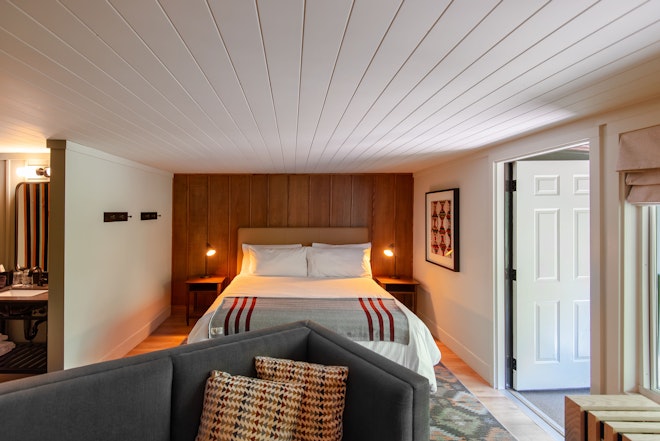 Majestic Glen with Fireplace and Soaking Bathtub - Bedroom