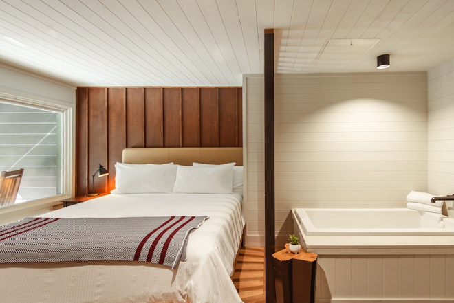 Majestic Glen with Soaking Tub - Bedroom & Bath