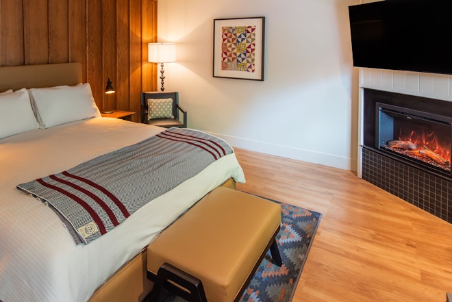 Majestic Glen with Fireplace - Bedroom
