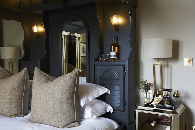 Roseate Junior Suite