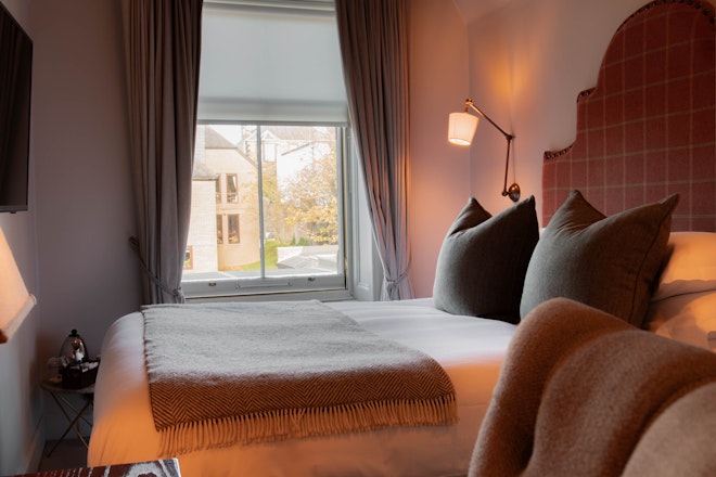 Roseate Petite Room