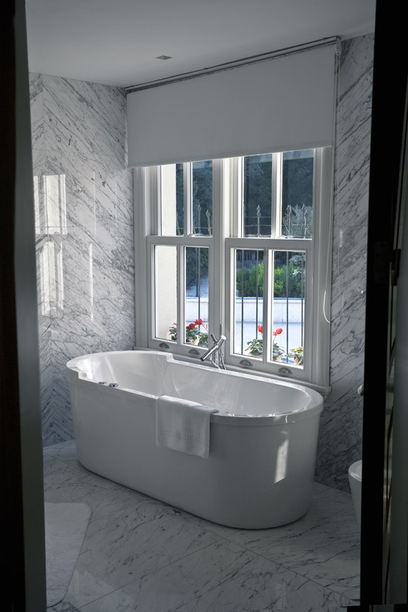 Deluxe Suite Bathroom