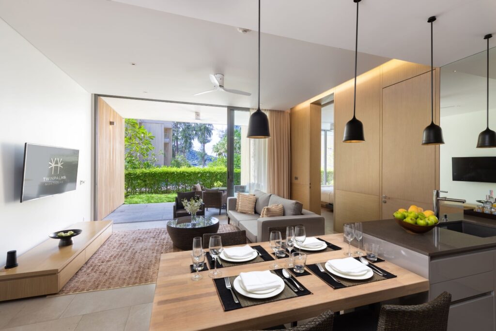 Grand Azure Pool Suite - Dining Area