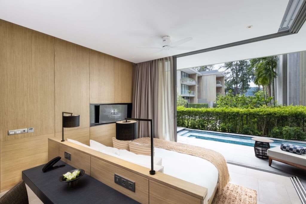 Grand Azure Pool Suite - Bedroom